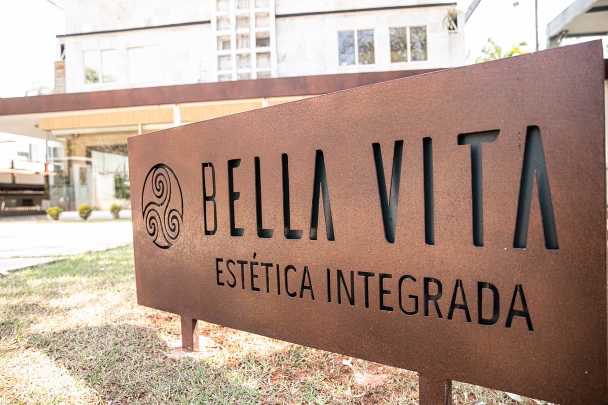 Entrada com placa em aço corten